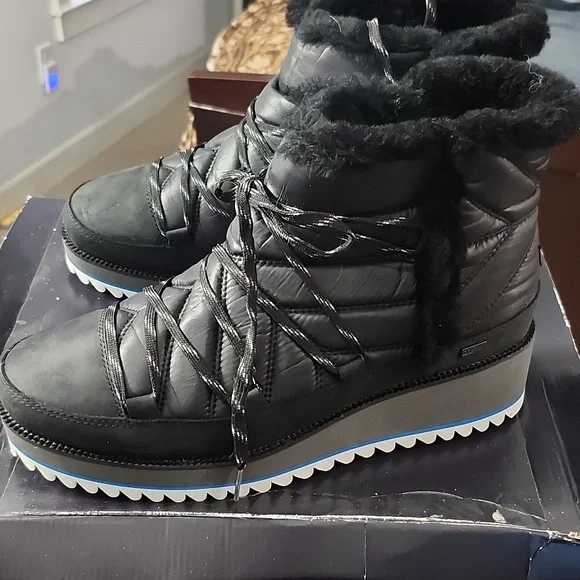 UGG Cayden Waterproof Quilted. Slip On Winter Boots/Black/Size 11 - Picture 4 of 7